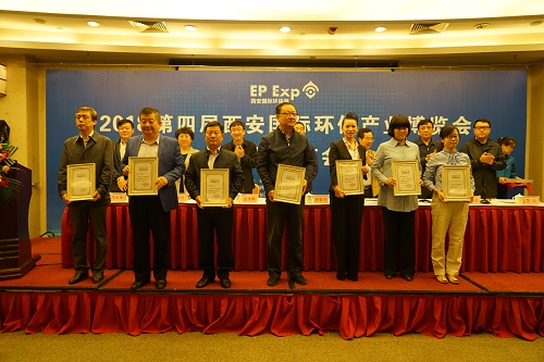 1538096466557978eWKd.jpg 籌備會(huì)頒獎(jiǎng).jpg