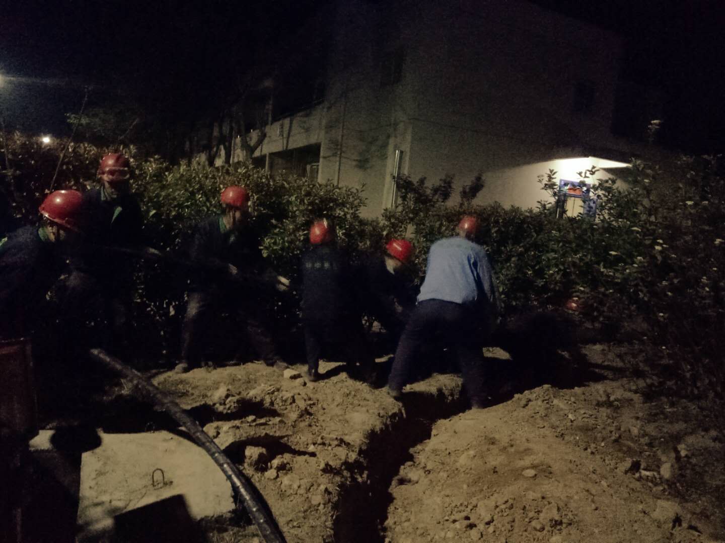 1555546408950460pgx5.jpg 電纜線鋪設(shè)現(xiàn)場.jpg