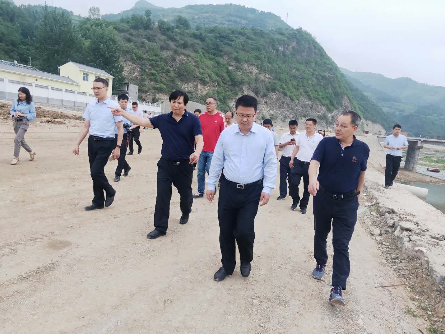 156107750857574652qJ.jpg 商洛市市委副書記李豫琦帶隊調(diào)研水環(huán)境公司戶家塬污水處理廠項目建設(shè)工作.jpg