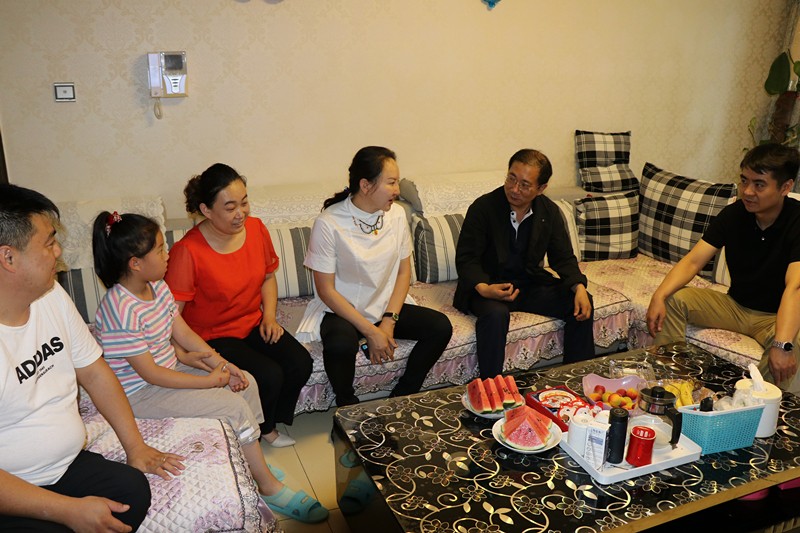 1561938481625533a5YD.jpg 延安分公司領(lǐng)導(dǎo)班子走訪慰問困難員工2_副本_副本.jpg