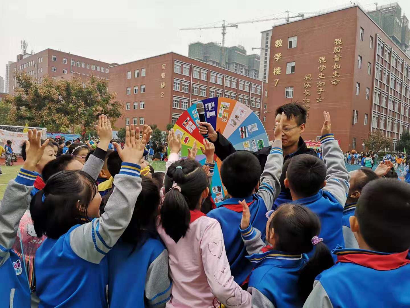 1.2 國源公司走進(jìn)校園，開展垃圾分類宣傳.jpg