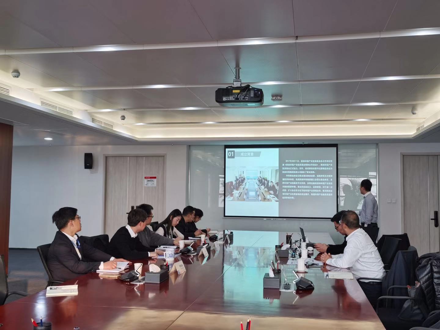 1573431680994244yrOr.jpg 投資公司與地電股權(quán)投資公司展開資本層面深度合作的座談會.jpg