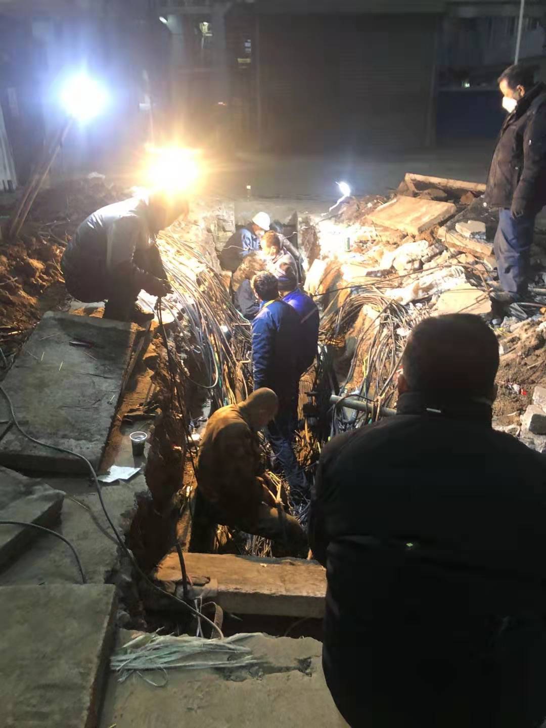 1580775214710427uy5T.jpg 現(xiàn)場(chǎng)破損電纜重新連接.jpg