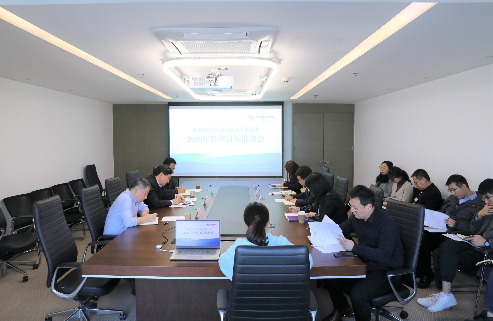 投資公司系統(tǒng)組織召開2020年經(jīng)營目標(biāo)推進(jìn)會(huì).jpg
