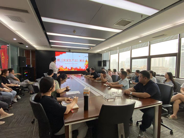 水環(huán)境公司組織開(kāi)展新《安全生產(chǎn)法》宣貫培訓(xùn)_副本.jpg
