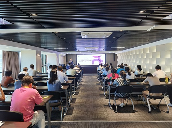 1631671252364293X5lU.jpg 中圣公司舉辦低碳變革與綠色發(fā)展”暨中圣學(xué)院大講堂第十一期培訓(xùn)圖片1_副本.jpg