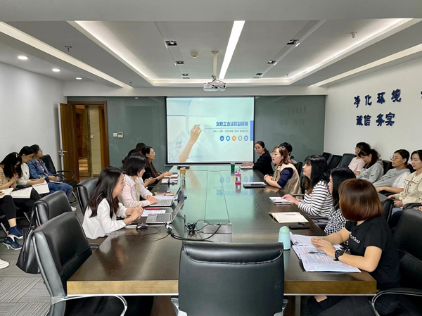 關(guān)注女職工特殊權(quán)益 增強女職工企業(yè)歸屬感 大秦大秦公司組織開展女職工合法權(quán)益保障法律培訓_副本.jpg