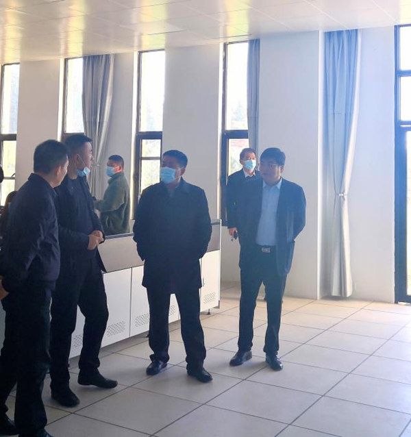 1636425176957692UBw4.jpg 西安市灞橋區(qū)委書記苗志忠到水環(huán)境公司白鹿原水生態(tài)中心調(diào)研_副本.jpg