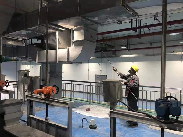 1640139336280991dc2J.jpg 白鹿原水生態(tài)中心項(xiàng)目施工人員給除臭管道刷漆_副本.jpg