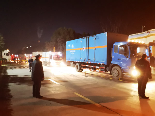 1640223820730781n8AS.jpg 德遠(yuǎn)公司晝夜兼程拉運(yùn)危廢_副本.jpg