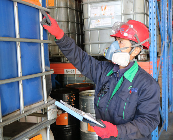 1640223838147419mlcg.jpg 新天地公司職工認(rèn)真核對危廢信息_副本.jpg