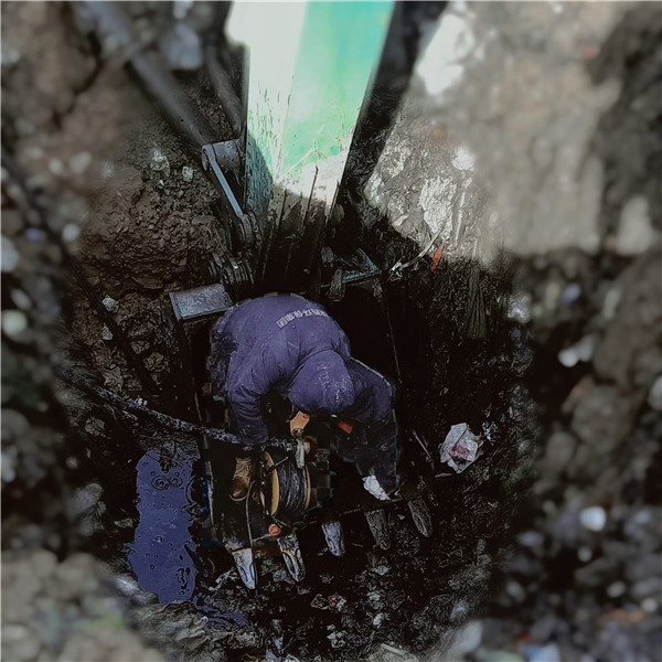 16414397911688258fW9.jpg 環(huán)保公司 2 高興龍維修熱熔濃縮液外排管路.jpg