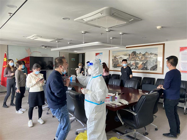 16467898037402240rW3.jpg 中圣公司:開(kāi)展全員核酸檢測(cè) 筑牢抗疫安全防線(xiàn)(終)圖片1.jpg