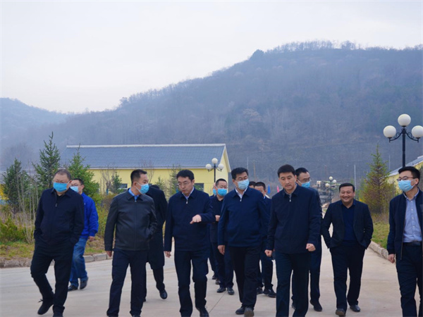 省黃帝陵文化園區(qū)管委會(huì)副主任、黃陵縣委副書記、縣長(zhǎng)李建雄到水環(huán)境公司黃陵縣污水處理廠調(diào)研.jpg