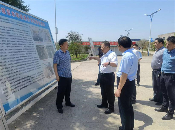 1655345847798403Egq4.jpg 省人大常委會(huì)環(huán)資工委副主任張凱盈到水環(huán)境公司大荔縣城區(qū)污水處理廠調(diào)研.jpg