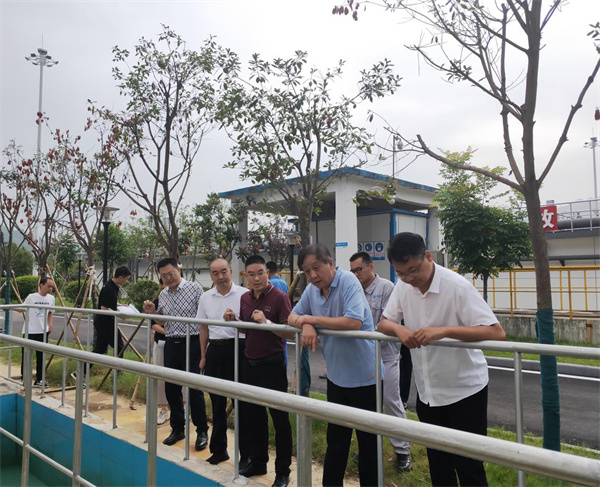 1658972526840438U1xg.jpg 陜西省生態(tài)環(huán)境廳商洛督察局局長張建國到水環(huán)境公司商南縣污水處理廠調(diào)研.jpg