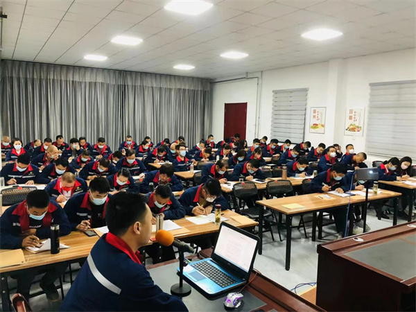 1663727437638556Cn7d.jpg 穩(wěn)增長防風(fēng)險(xiǎn)強(qiáng)作風(fēng).jpg