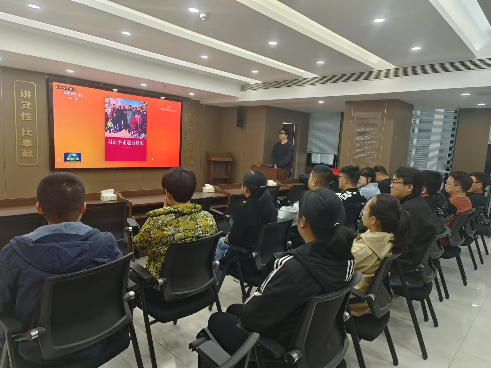 16823038057703333eZr.jpg 讀書活動現(xiàn)場照片.jpg