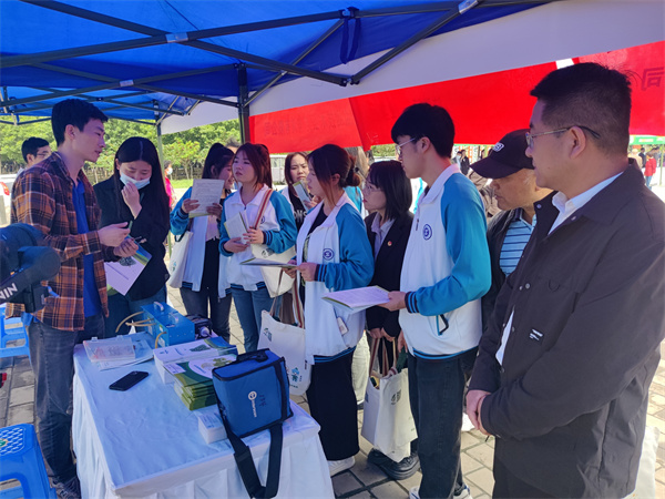 1686015755196346gW80.jpg 監(jiān)測(cè)公司參加“聯(lián)防聯(lián)控 群策群力 守護(hù)藍(lán)天”六五環(huán)境日主題宣傳活動(dòng)3.jpg