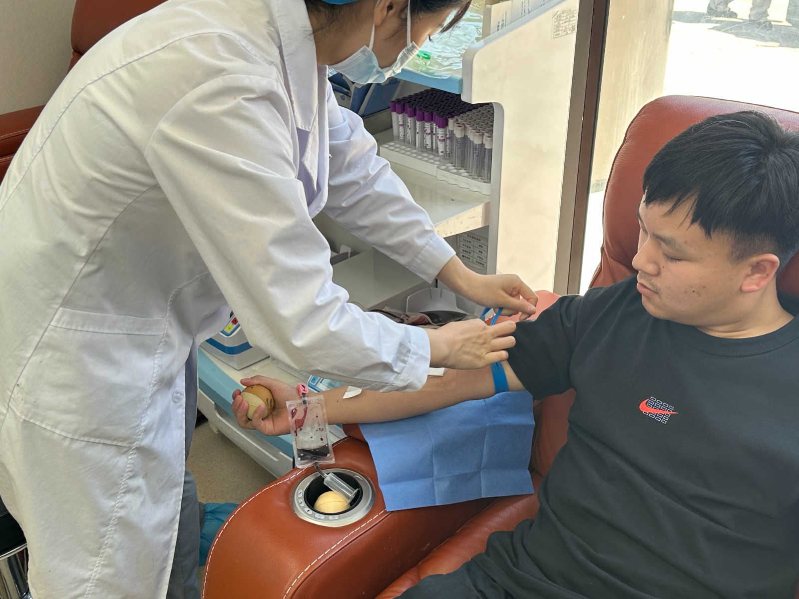 1686618609546457g2P8.jpg 監(jiān)測公司組織開展“青春獻熱血 點滴聚愛心”無償獻血活動.jpg