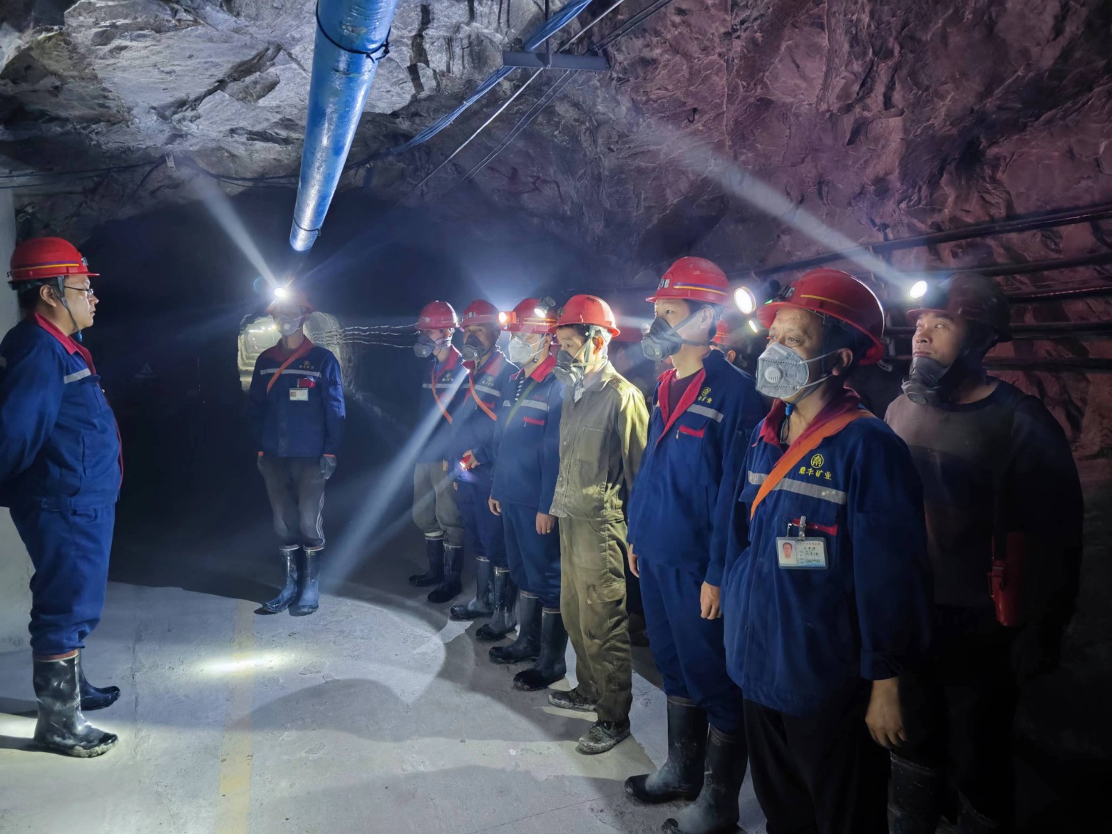 16921525732207360gOb.jpg 鼎豐礦業(yè)公司開(kāi)展暴雨預(yù)警井下撤離演練.jpg