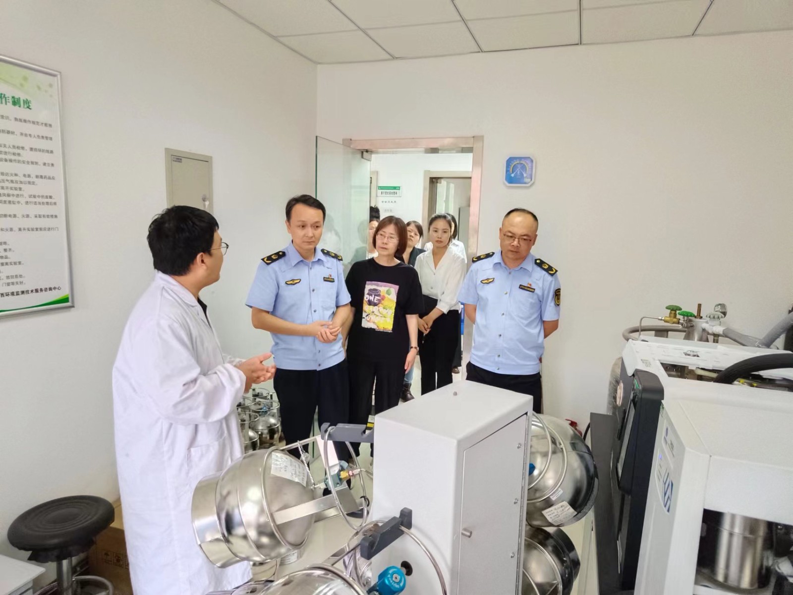 1695258901405630B9RP.jpg 監(jiān)測(cè)公司聯(lián)合西安市市場(chǎng)監(jiān)督管理局曲江新區(qū)分局開展實(shí)驗(yàn)室開放日活動(dòng)2.jpg