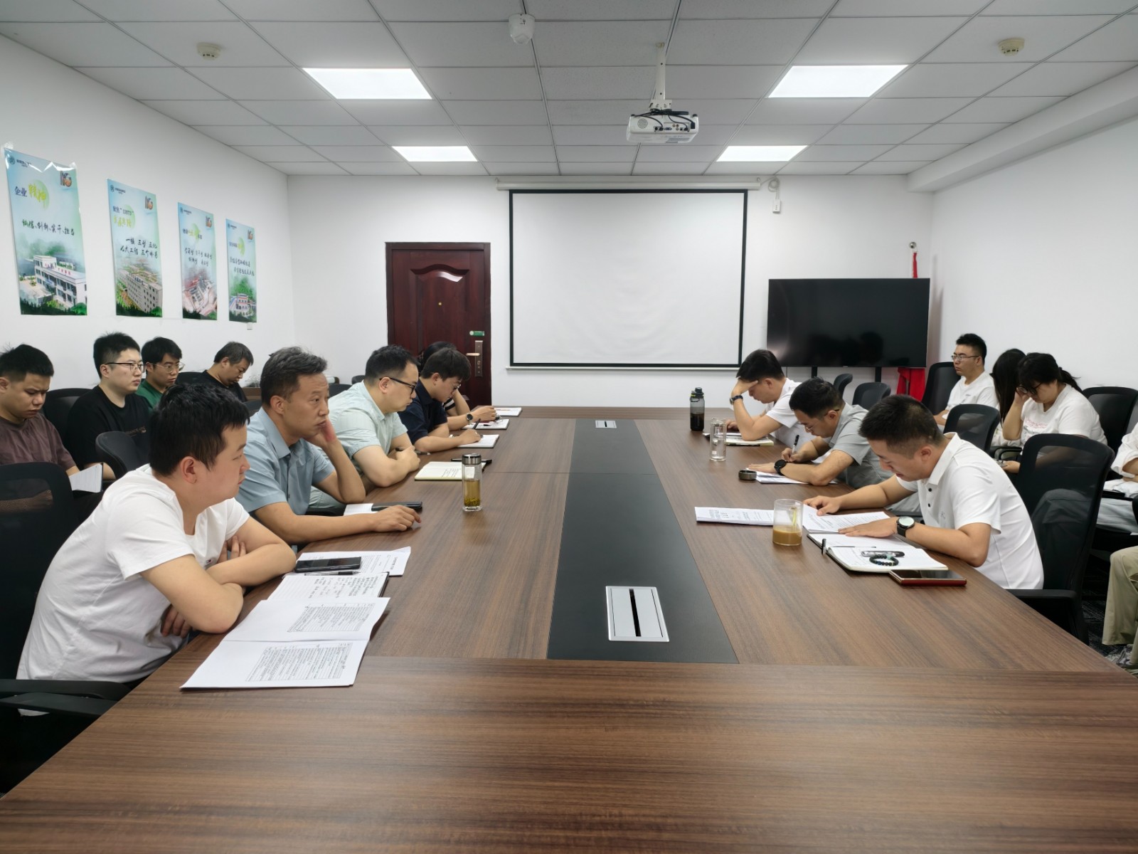 1748403094809476WlnE.jpg 生物科技公司傳達(dá)落實(shí)集團(tuán)深入貫徹中央八項(xiàng)規(guī)定精神學(xué)習(xí)教育暨巡視整改工作推進(jìn)會(huì)會(huì)議精神的圖片.jpg