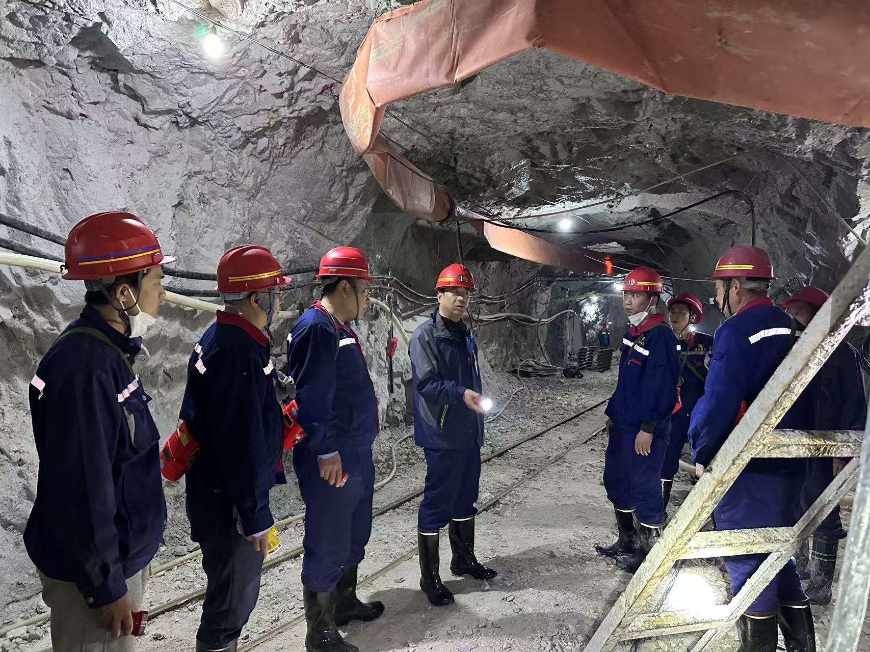 17684379573136567IHc.jpg 井下現(xiàn)場(chǎng)協(xié)調(diào).jpg